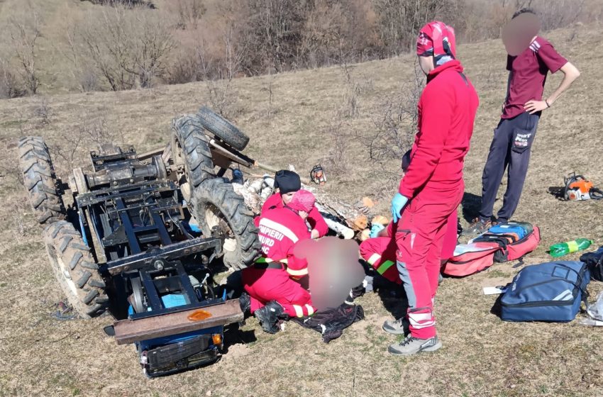  Tractor răsturnat la Monor! Un bărbat transportat de urgență cu elicopterul SMURD la Târgu-Mureș