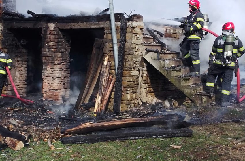  Incendiu la o casă din Agrieș. Proprietarul s-a autoevacuat înainte de sosirea pompierilor