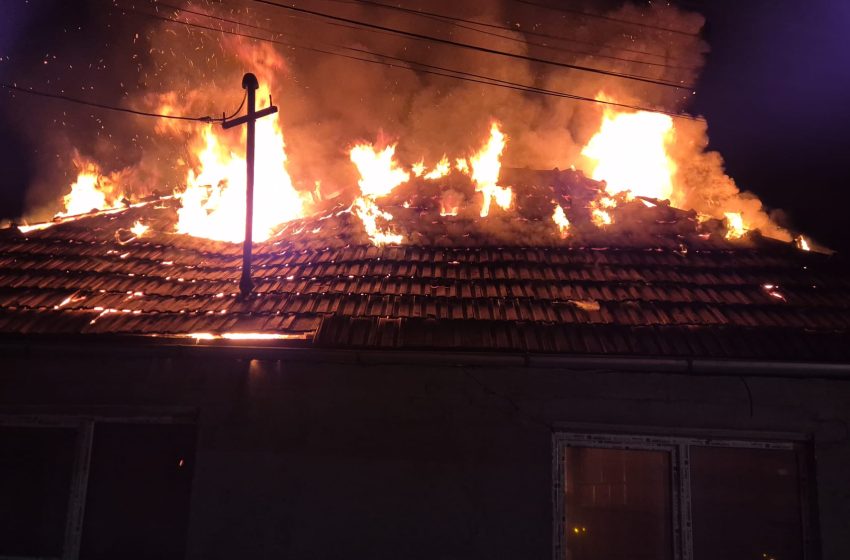  Incendiu la acoperișul unei case din Beclean. Proprietarul s-a salvat la timp. FOTO