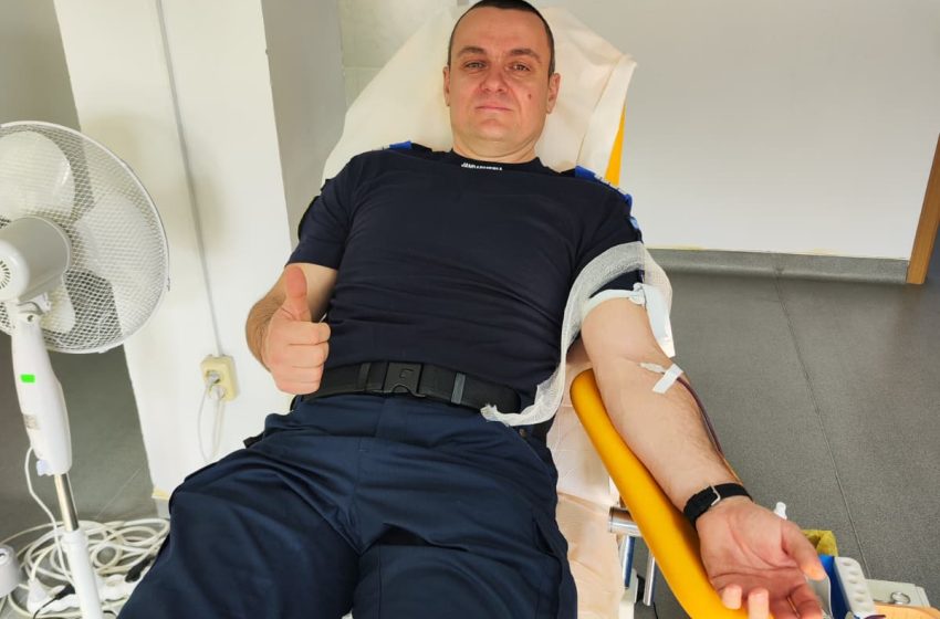  Jandarmii bistrițeni donează pentru viață. FOTO
