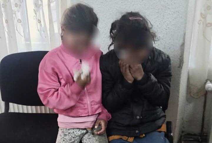  Două fetițe exploatate la cerșit, salvate de polițiștii locali pe Bulevardul Decebal. FOTO