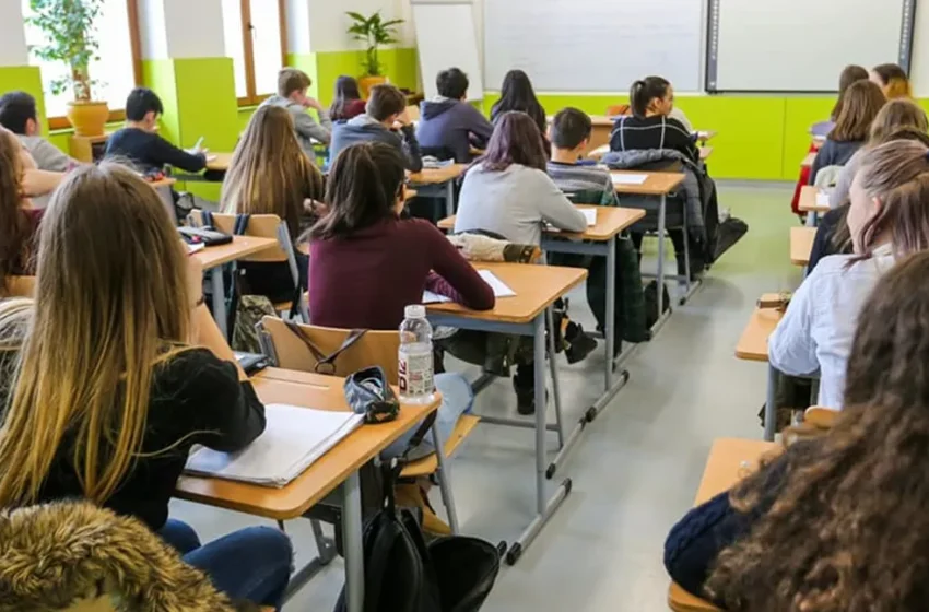  61 de elevi din două școli din Bistrița-Năsăud nu au participat la simularea Evaluării Naționale