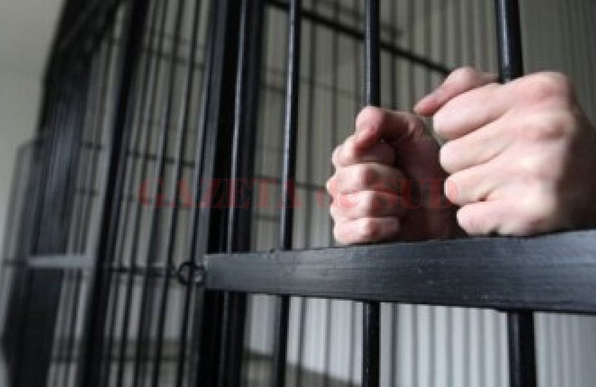  Condamnat pentru viol, ridicat de polițiști și dus direct la penitenciar. Peste 7 ani de închisoare pentru un bărbat din Bistrița-Năsăud