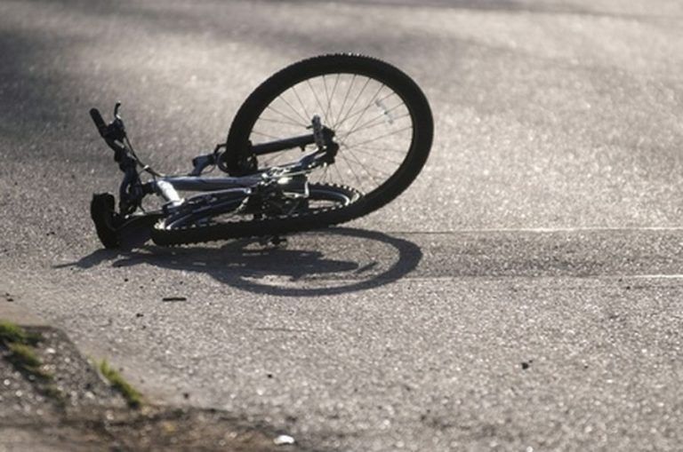  Biciclist băut, rănit după o căzătură pe carosabil. Alcoolemie ridicată