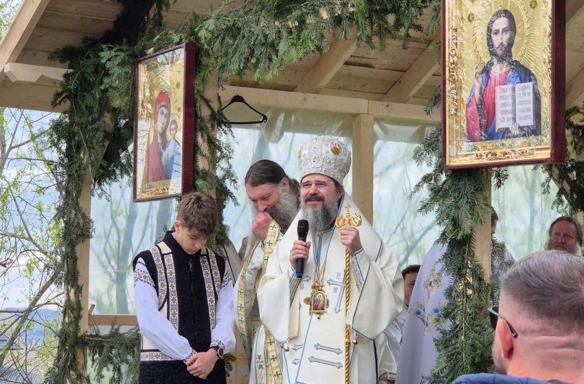  EPISCOPUL MACARIE A LITURGHISIT ȘI A SFINȚIT O BISERICĂ ÎN BUCOVINA. FOTO