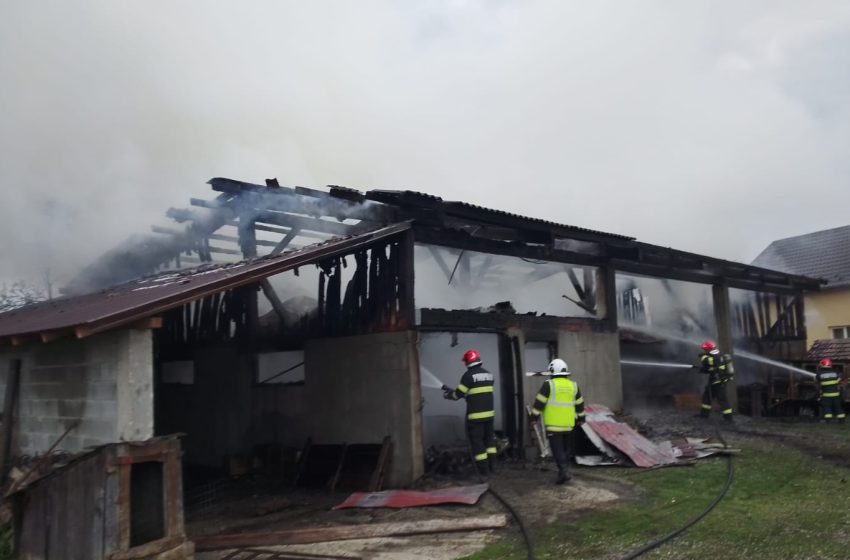  Incendiu izbucnit la un grajd din Cristeștii Ciceului. FOTO