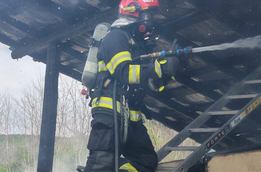 Incendiu izbucnit la un grajd in localitatea Vermeș. FOTO