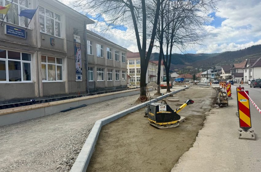  Lucrările la proiectul „Regenerare urbană în orașul Sângeorz-Băi” de pe strada Republicii, avansează vizibil, de la o zi la alta. FOTO