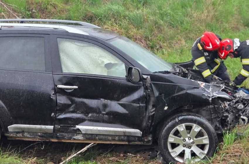  Accident feroviar între Beclean și Șintereag: autoturism lovit de tren, o persoană rănită