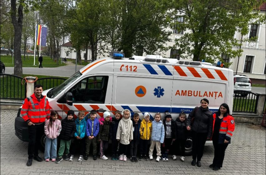 Vizită plină de zâmbete la Ambulanță: „Piticii” de la Dumbrava Minunată au descoperit lumea salvatorilor. FOTO