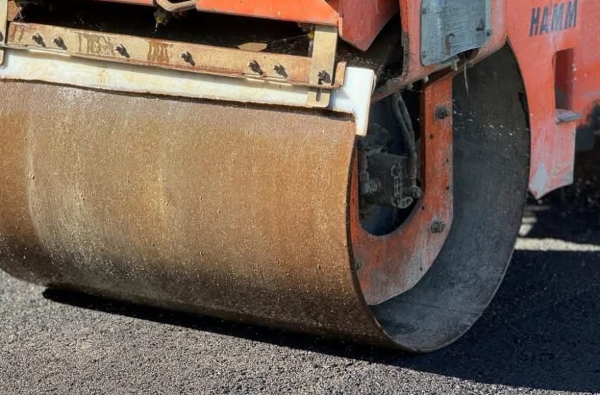  Bistrița: Se toarnă stratul de uzură al carosabilului pe strada Tărpiului