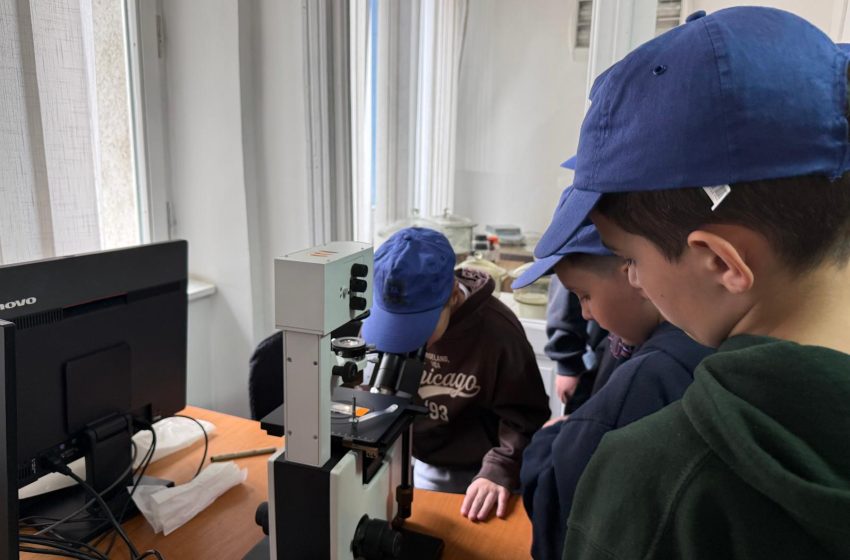  Micii exploratori ai apei: lecție de viață în laboratorul de Calitatea Apei de la SGA Bistrița-Năsăud, pentru elevii clasei a IV-a B de la CNLR Bistrița. FOTO
