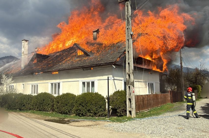  Incendiu izbucnit la acoperișul unei case de locuit din Susenii Bârgăului