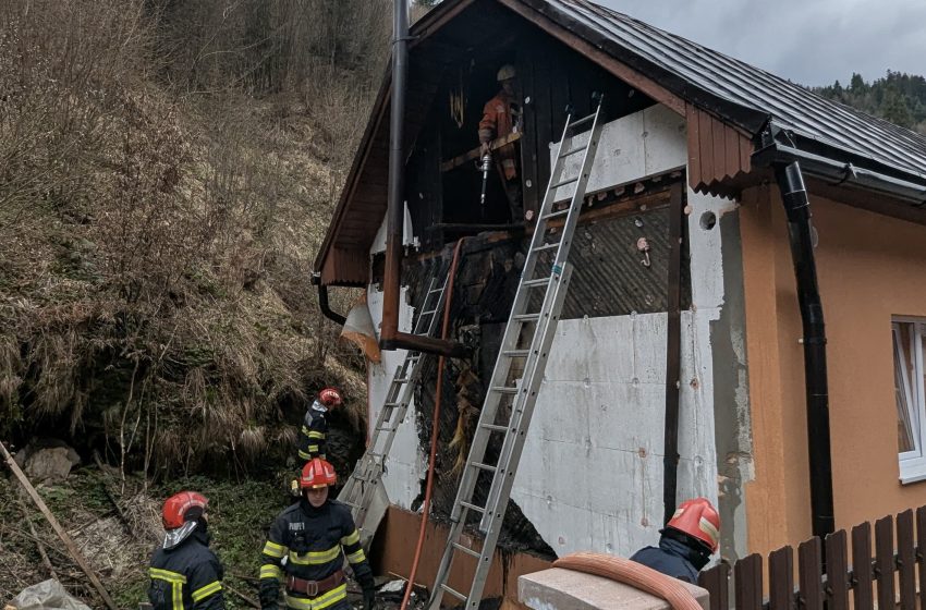  Incendiu izbucnit la o casă de locuit din Valea Vinului