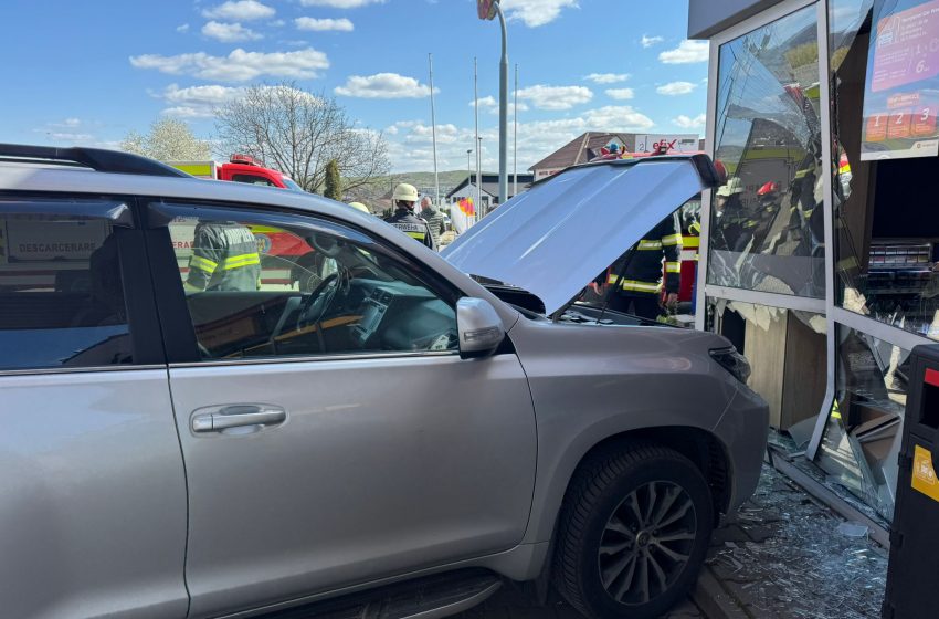  Accident pe Calea Clujului din Bistrița. Un autoturism a intrat în coliziune cu clădirea unei benzinării