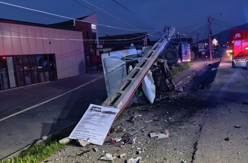  Microbuz intrat într-un stâlp la Viișoara