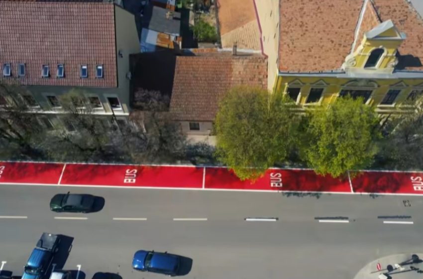  Autocare în centrul Bistriței și mai multe locuri pentru șoferi: Piața Unirii, reorganizată. VIDEO