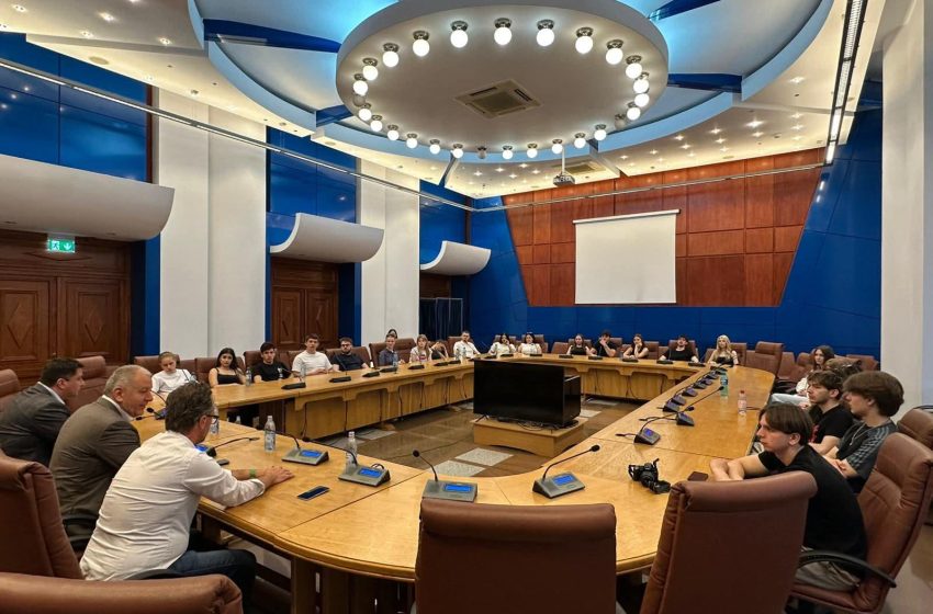  Emil Radu Moldovan, dialog cu studenții UBB despre administrație și investițiile din județ. FOTO