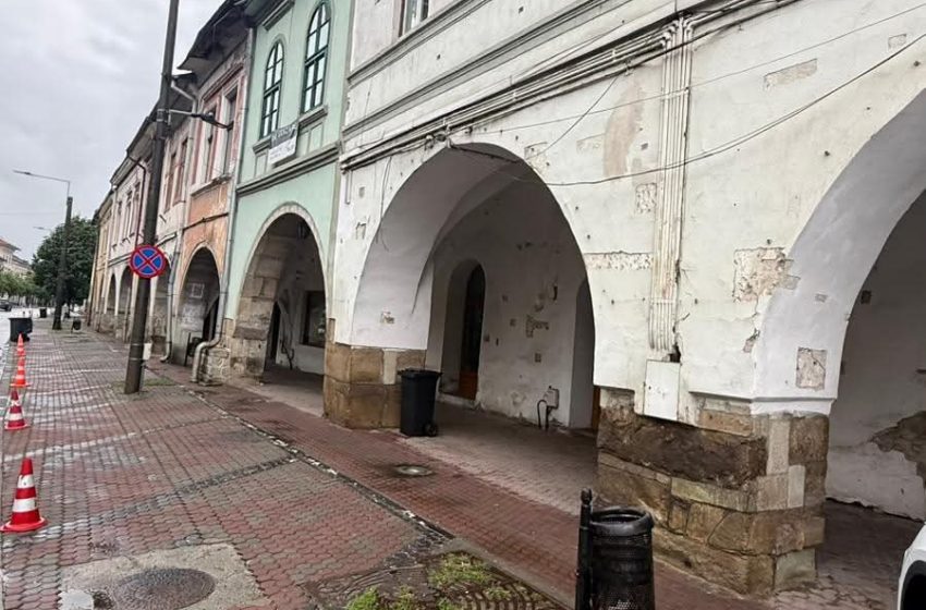  Cablurile aeriene dispar din Sugălete! Primăria Bistrița cere intervenții urgente în centrul istoric. FOTO