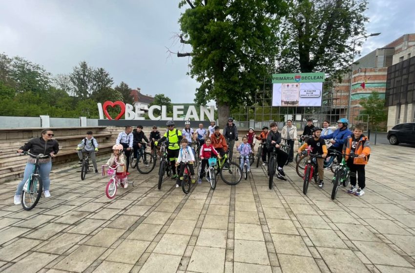  Becleanul a pedalat spre un viitor verde la evenimentul „Cu Bicicleta Prin Beclean”. FOTO