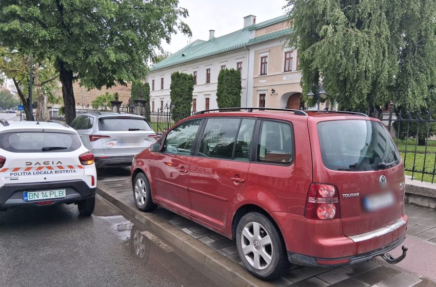  Trotuar transformat în parcare pe strada Grigore Bălan. Șofer sancționat de Poliția Locală Bistrița
