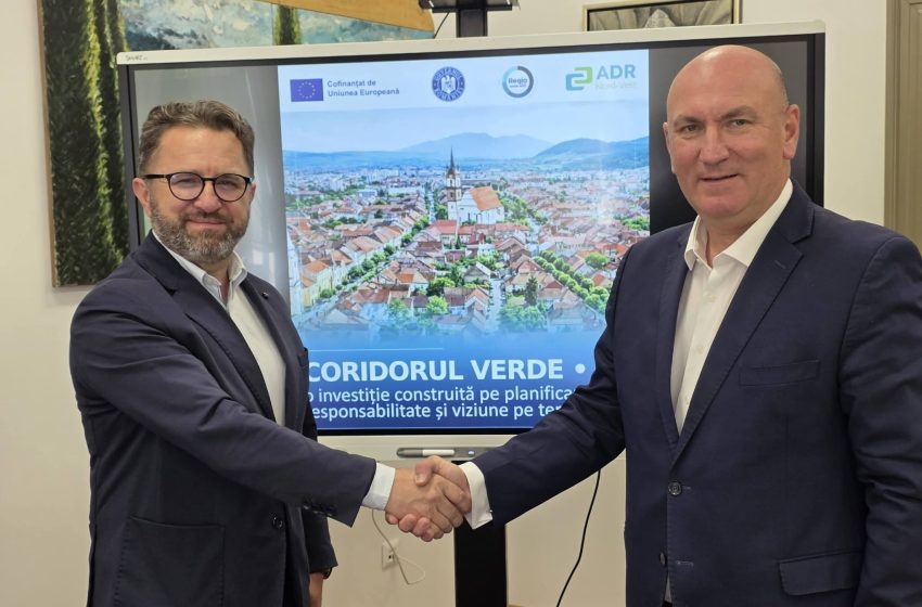  Primarul Gabriel Lazany a semnat contractul pentru modernizarea centrului istoric al Bistriței: „Orașul se transformă”