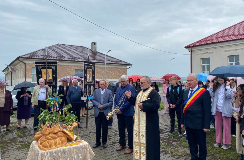  Emoție și recunoștință la Buduș, de Ziua Eroilor. Coroană de flori depusă în memoria celor căzuți pentru neam. FOTO