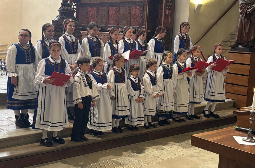  Copiii corului „Laudate Dominum”, glasuri de bucurie în Duminica Cantate. FOTO/VIDEO