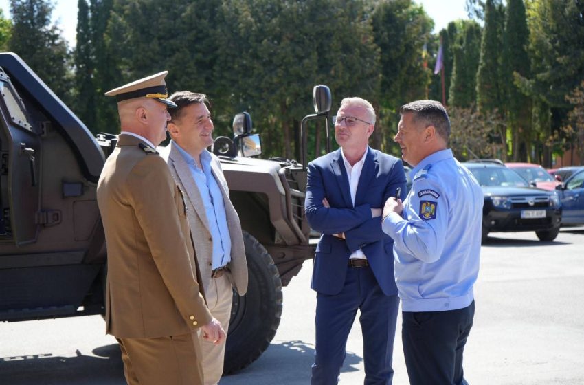  Tehnică militară de ultimă generație, prezentată la Bistrița: Prefectul Stelian Dolha, prezent la Consiliul de Garnizoană. FOTO
