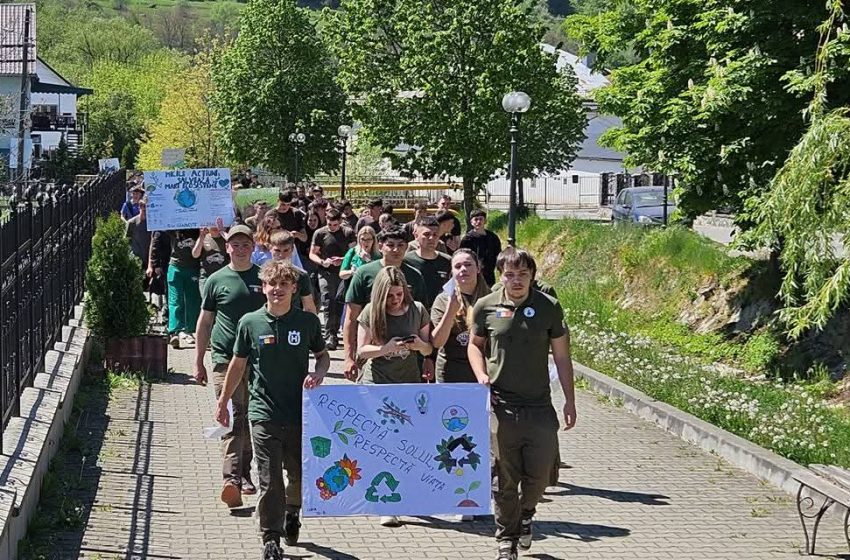  Tinerii din Năsăud, în prima linie pentru un mediu curat: acțiune amplă de ecologizare pe malurile Someșului. FOTO