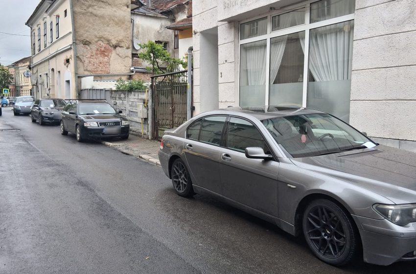  Poliția Locală Bistrița intensifică verificările privind parcările neregulamentare de pe strada George Coșbuc. FOTO