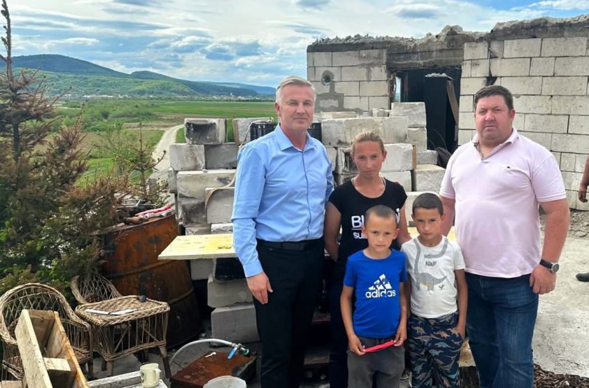  Cu sprijinul Prefecturii Bistrița-Năsăud, frații din Crainimăt rămași fără casă în urma incendiului au din nou un adăpost. FOTO