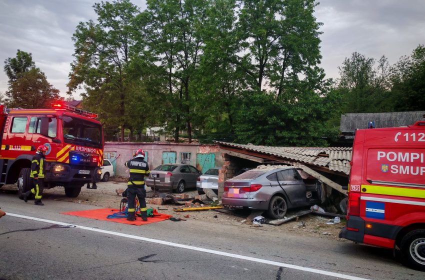  O mașină a făcut praf în această dimineață un garaj la Rebrișoara. Victimele, un bărbat și o femeie au ajuns la UPU Bistrița