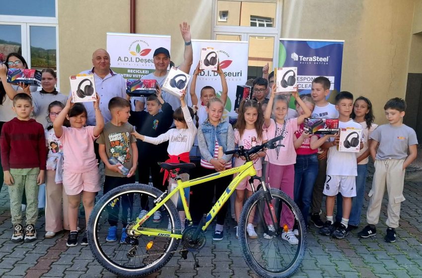  Copiii campioni ai reciclării, recompensați de ADI Deșeuri și Supercom cu biciclete și premii speciale. FOTO
