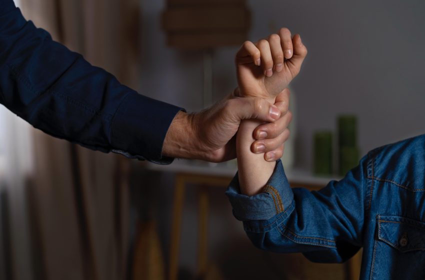  Scandal de violență domestică în Bistrița. Un bărbat și-ar fi agresat soția și i-ar fi distrus telefonul