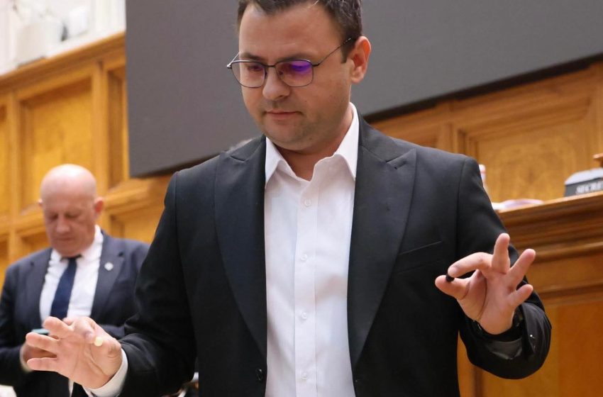  Deputatul Daniel Suciu, după ce Guvernul Bolojan a picat: Euforia este un pericol la fel de mare ca resemnarea. Nu sunt așadar euforic acum, doar preocupat să depășim cât de repede această situație