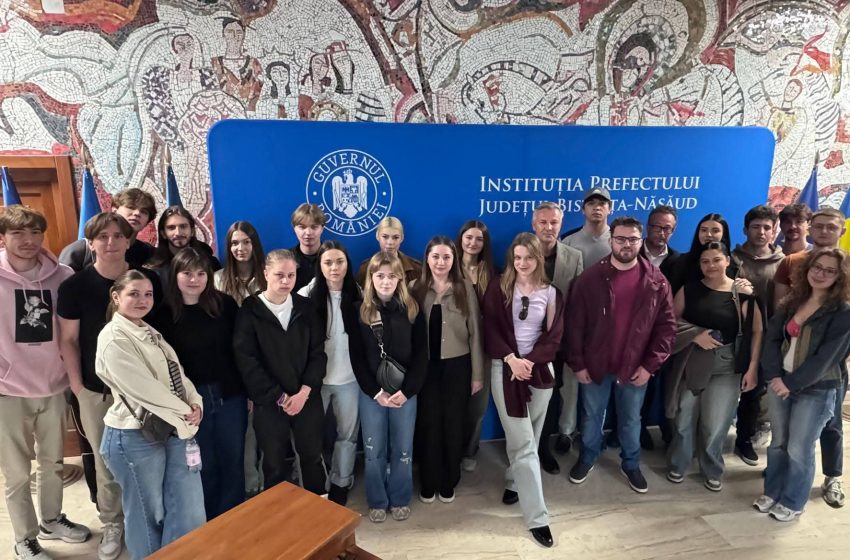  Studenții UBB, față în față cu administrația publică din Bistrița-Năsăud. Prefectul Stelian Dolha: „Avem nevoie de tineri implicați și responsabili”. FOTO