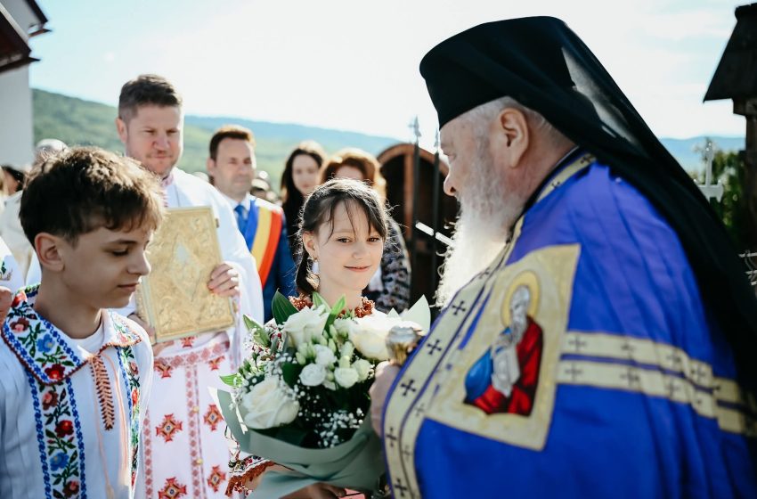  Mitropolitul Andrei, primit cu emoție la Podirei! Biserica din sat a fost binecuvântată după ample lucrări de renovare. FOTO