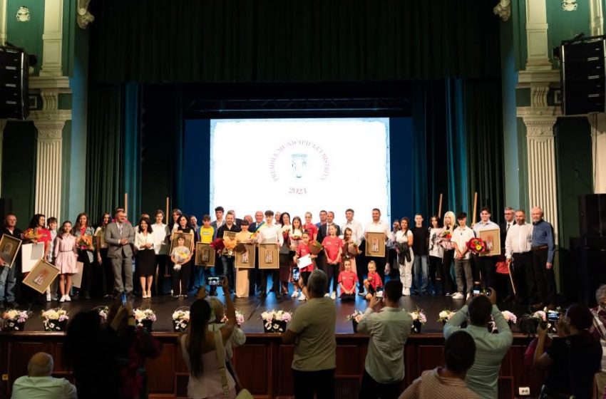  Se pot depunere dosarele pentru acordarea Premiilor municipiului Bistriţa 2025
