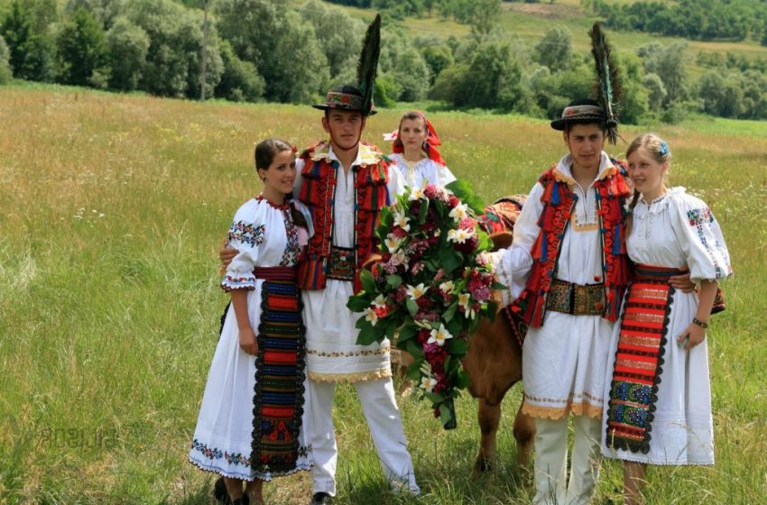  Rusaliile, obiceiuri și tradiții : De la vopsitul de ouă la Înstruțatul Boului
