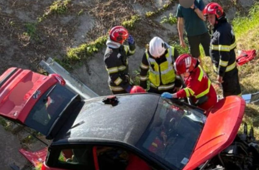  Tânără de 17 ani, rănită după ce a ajuns cu mini-autoturismul într-un pârâu la Ciceu Mihăiești