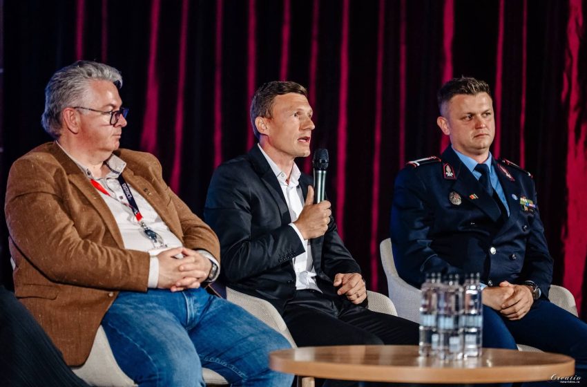  „Povești reale, lecții de viață”: Primarul Dorin Vlașin, alături de tinerii năsăudeni la un eveniment dedicat inspirației și orientării în carieră. FOTO