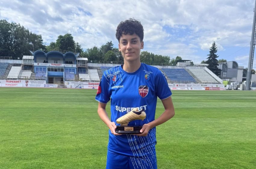  Rania Kara-Jouli a primit trofeul de Golgheter al SuperLigii feminine de fotbal