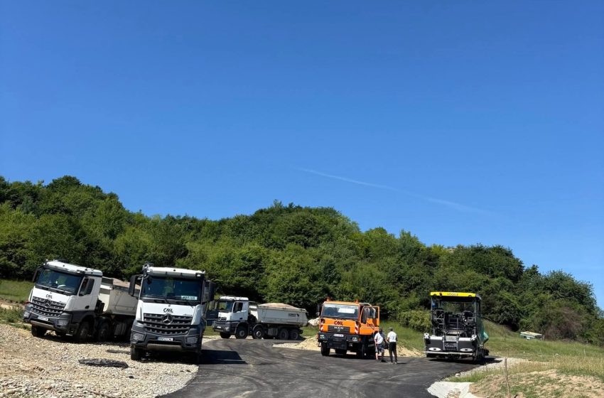  Anunț. Circulație restricționată pe drumul către Tăul Căianului. Se toarnă al doilea strat de asfalt