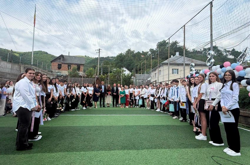  Emoții, lacrimi și speranțe la Parva: Absolvenții clasei a VIII-a și-au luat rămas-bun de la anii copilăriei. FOTO