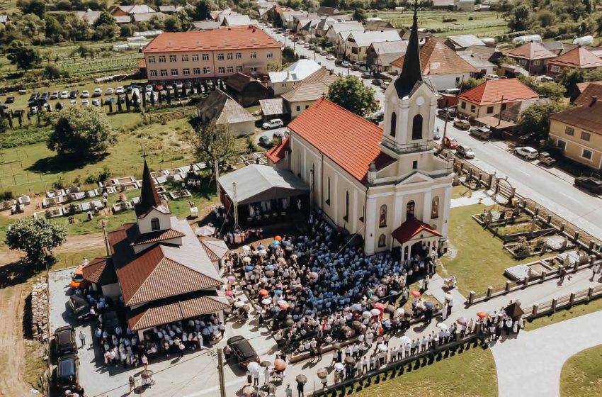  Mitropolitul Andrei a sfințit noua casă parohială din Poiana Ilvei și a oficiat Sfânta Liturghie în fața a sute de credincioși. FOTO
