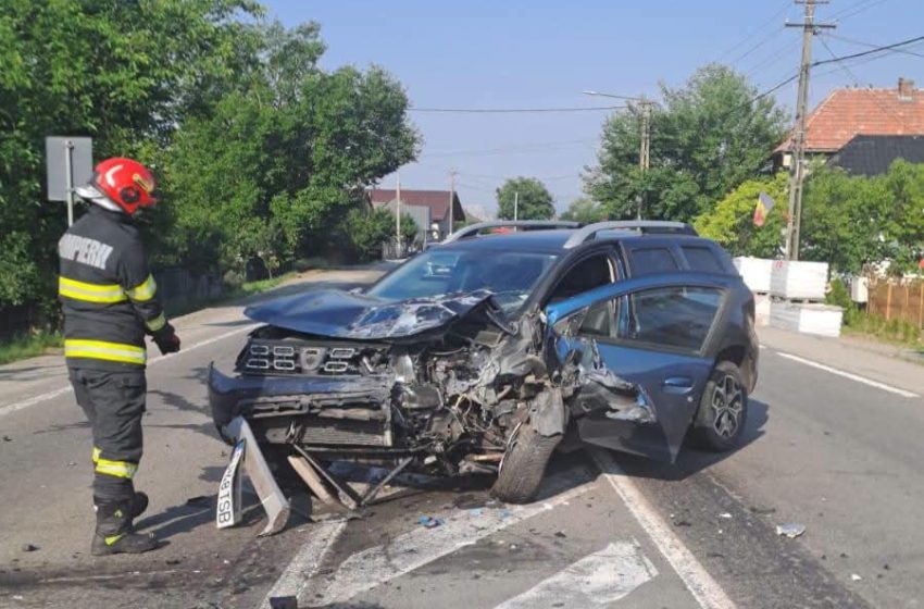  Impact violent pe DN 17, la Uriu! Un șofer ar fi adormit la volan, o tânără și un bărbat au ajuns la spital. FOTO