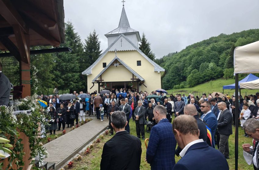  Sărbătoare de suflet la Fiad! Altarul de vară, sfințit de IPS Andrei în ziua a treia de Rusalii. FOTO