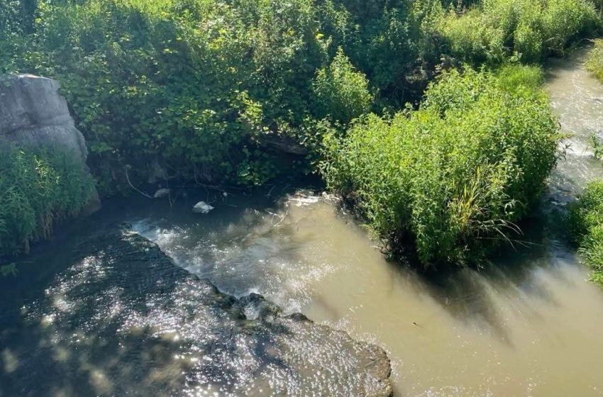  Controale pentru prevenirea inundațiilor în patru comune din Bistrița-Năsăud. Prefectura a impus măsuri urgente. FOTO