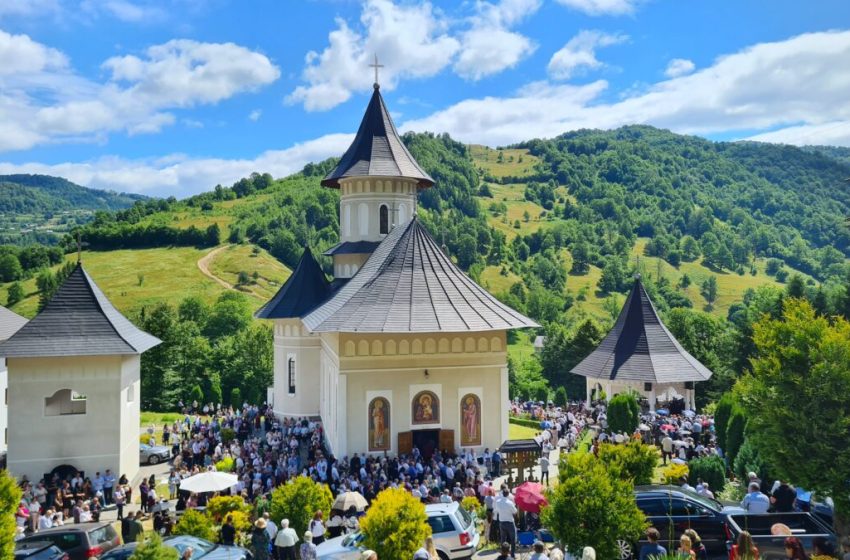  Credincioșii sărbătoresc hramul Mănăstirii Rebra-Parva, de Sfinții Apostoli Petru și Pavel